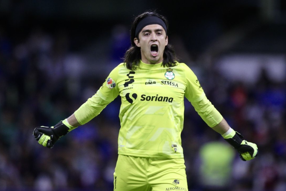 Con Acevedo de figura, Santos vence sobre la hora a Cruz Azul