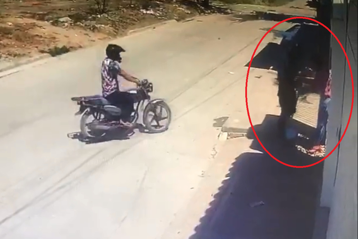 La mujer fue despojada de su mandado por dos ladrones en motocicleta.