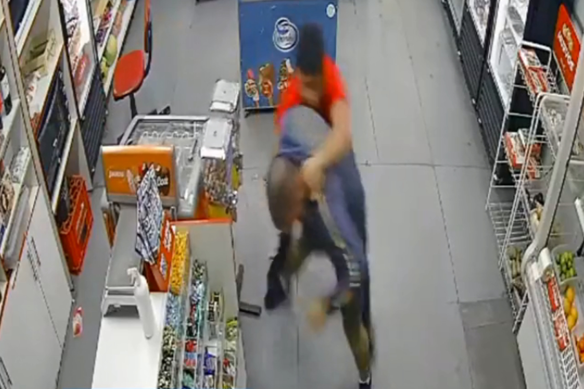 Cajero somete a ladrón con llave de artes marciales.