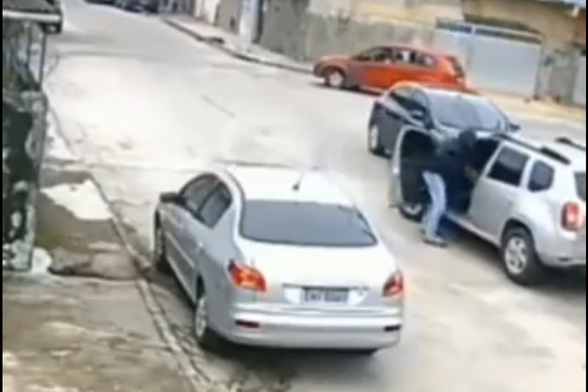 Ladrón roba camioneta en asalto... no supo manejarla.