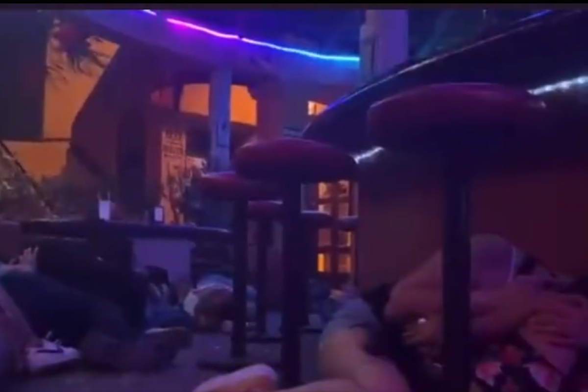Clientes del bar se resguardaron debajo de las mesas, durante una balacera en Guaymas, Sonora.