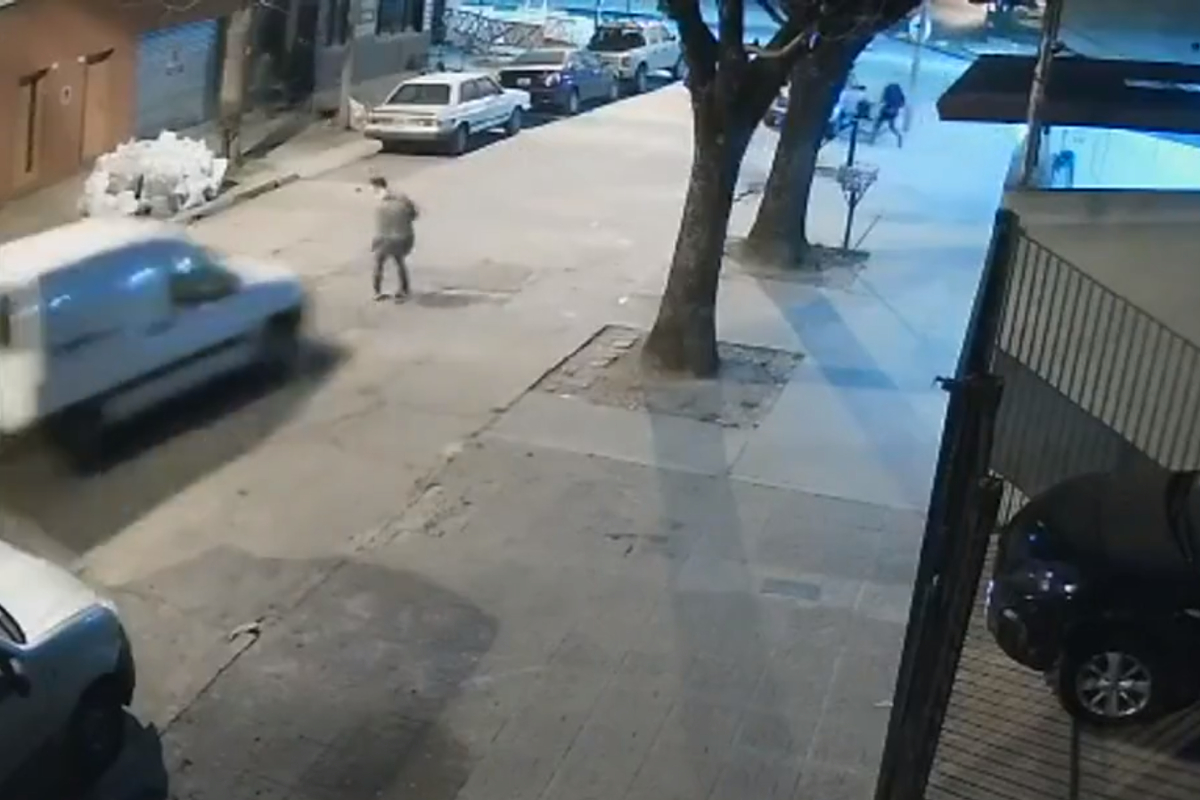 Conductor persigue y embiste al ladrón que asalto a su madre.