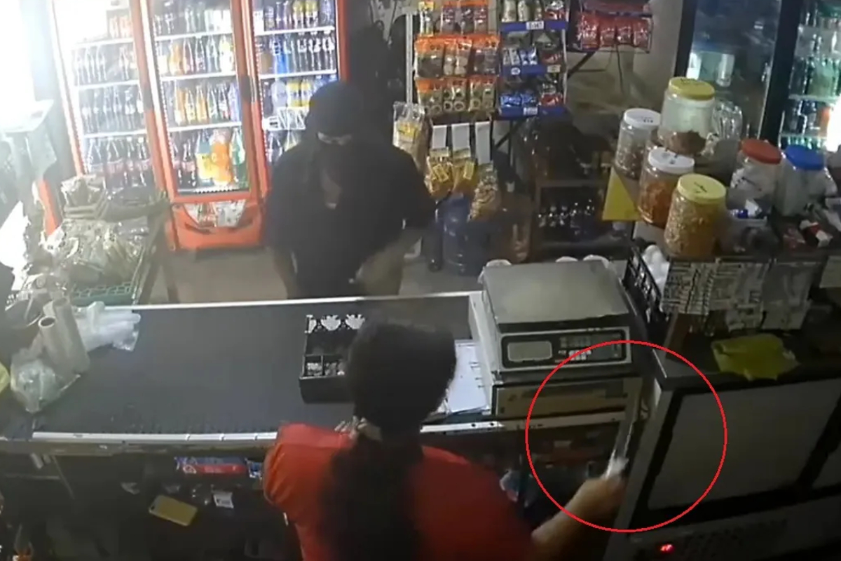 Con cuchillo, mujer se defiende de asalto en tienda.