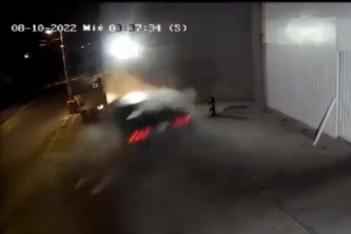 Padre e hijo mueren al estrellar su auto por exceso de velocidad.