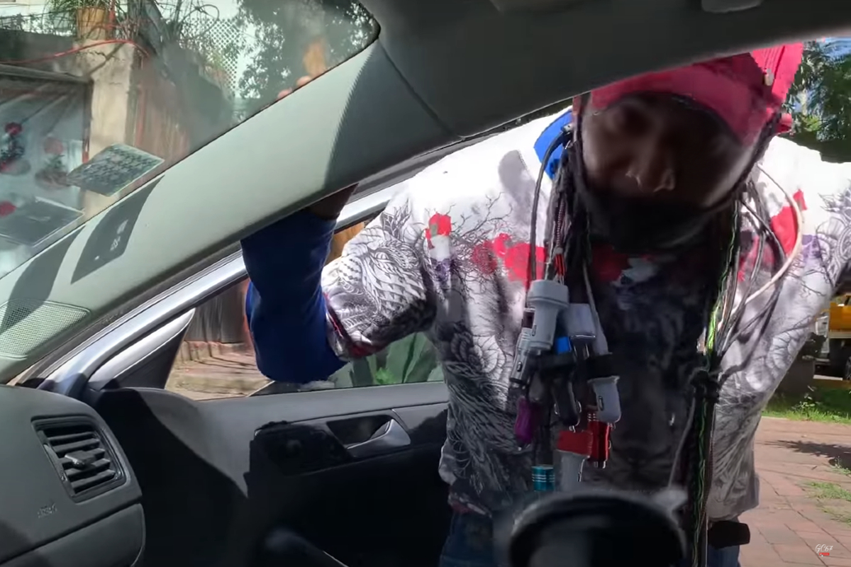 Ambulante amenaza a conductor por no comprar; resultó una broma.