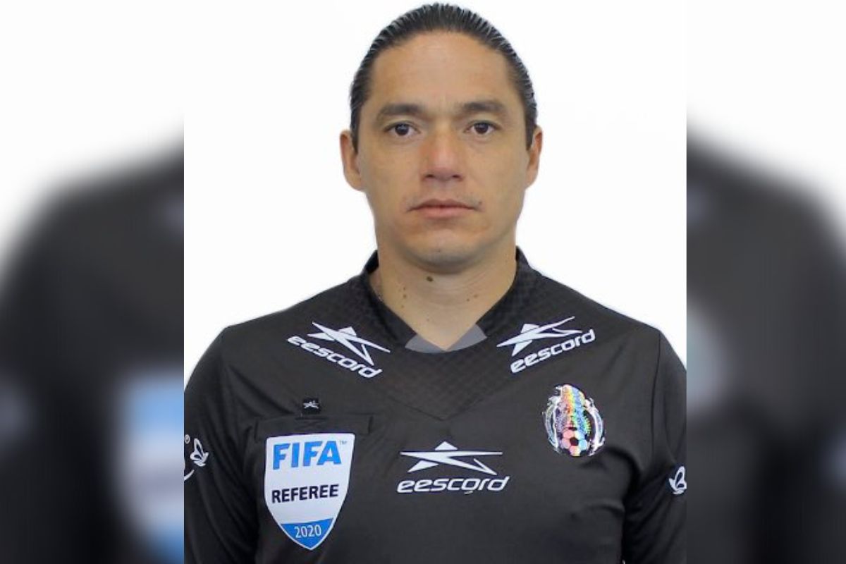 Foto:Twitter/@ramosrizo|¡Tiempo! Le retiran gafete FIFA al árbitro Óscar Macías