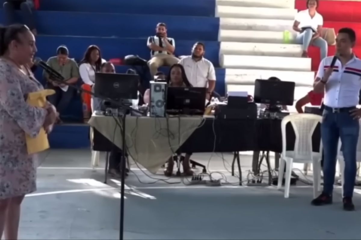 Maestra gana plaza para dar clases de inglés, pero no sabe el idioma