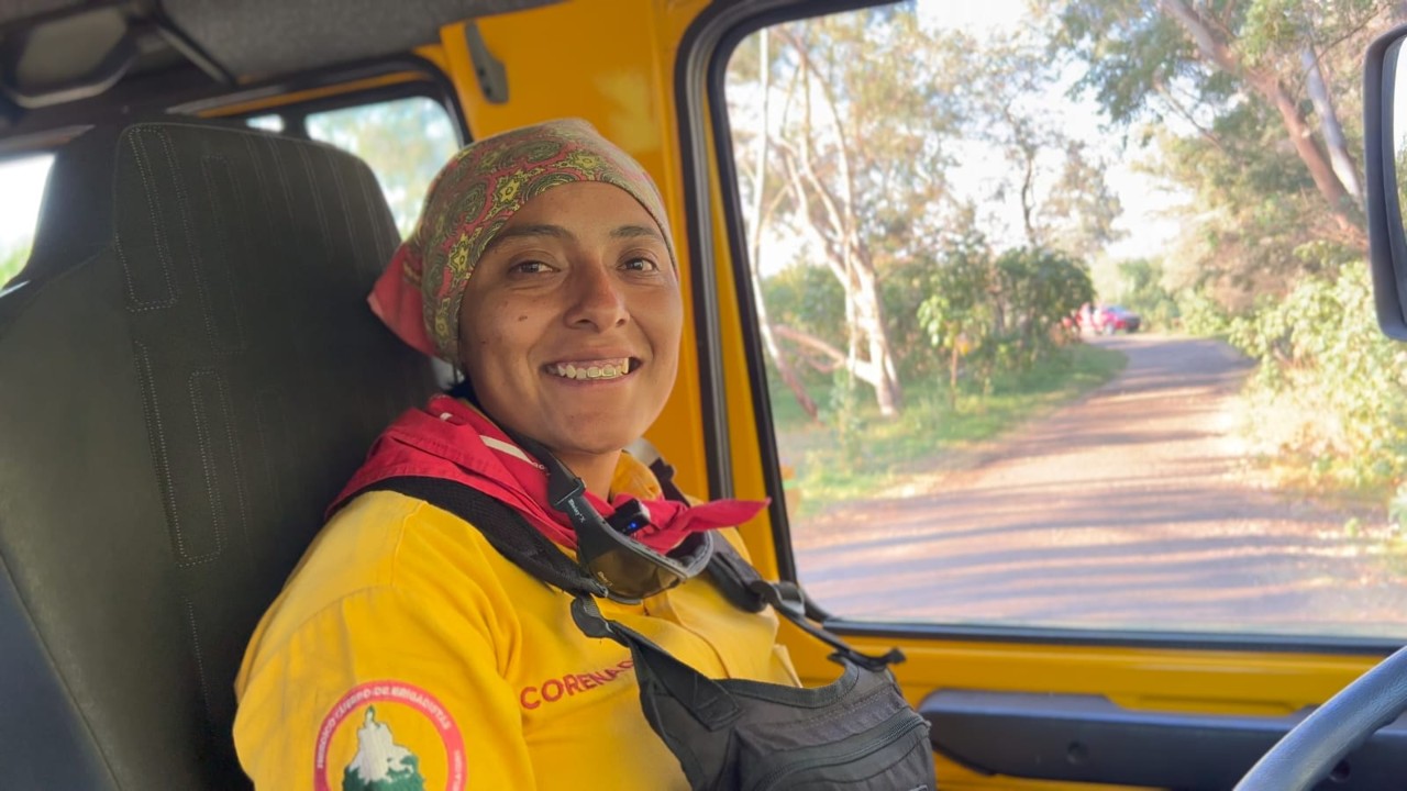 Jessica señaló que como jefa de brigada debe evaluar el comportamiento del incendio y buscar rutas de seguridad