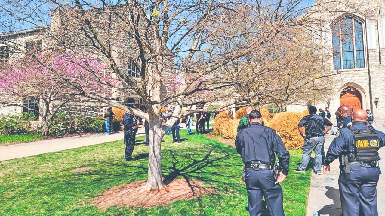 Oficiales responden a un tiroteo en la Escuela Covenant, Iglesia Presbiteriana Covenant, en Tennessee