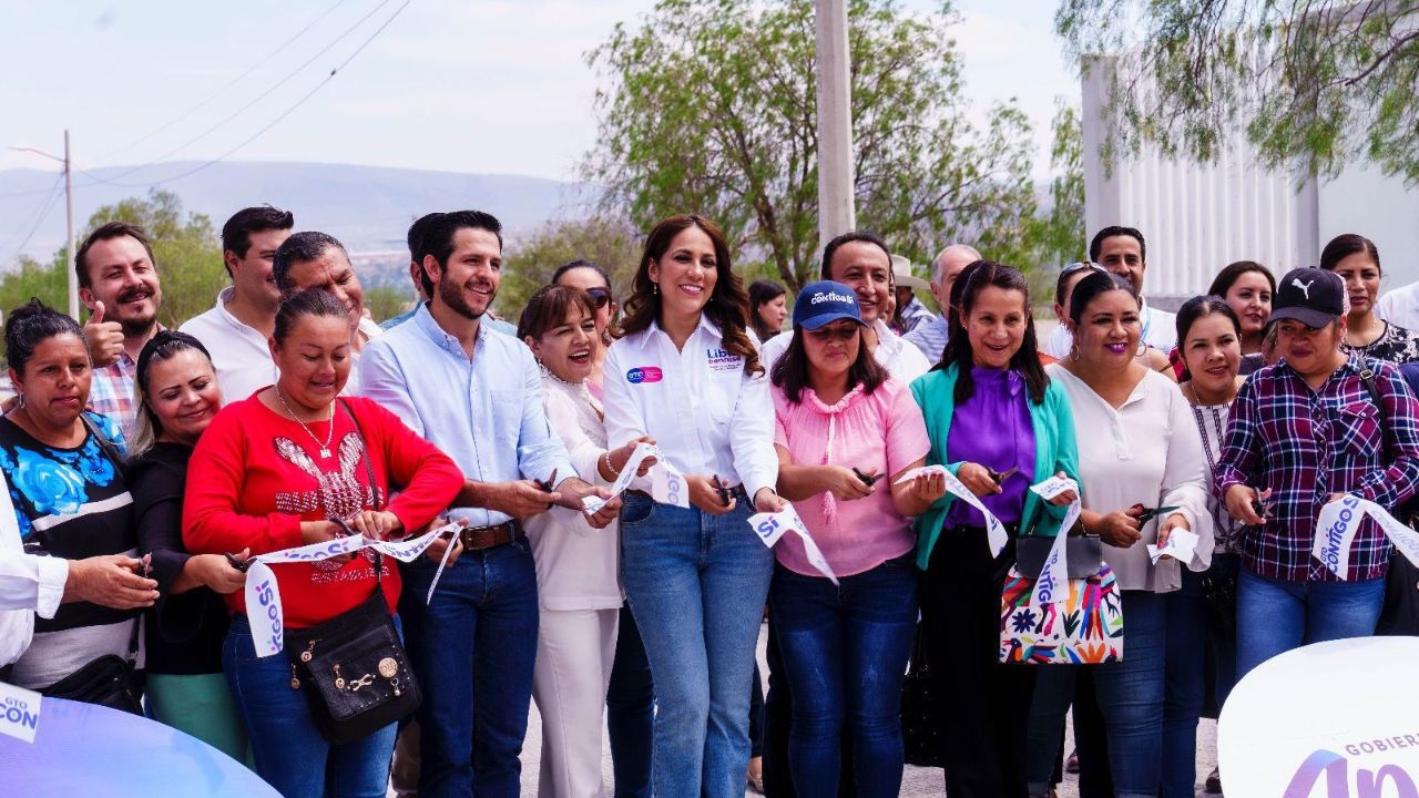 El Gobierno del Estado a través de la Secretaría de Desarrollo Social y Humano (SEDESHU), inauguró tres obras de infraestructura social en Apaseo El Alto y Apaseo El Grande.
