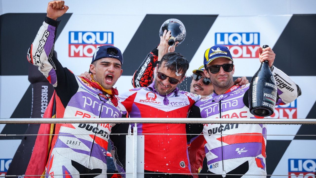 Las motos de ambos pilotos se tocaron en la penúltima vuelta, pero el español y el italiano se mantuvieron erguidos