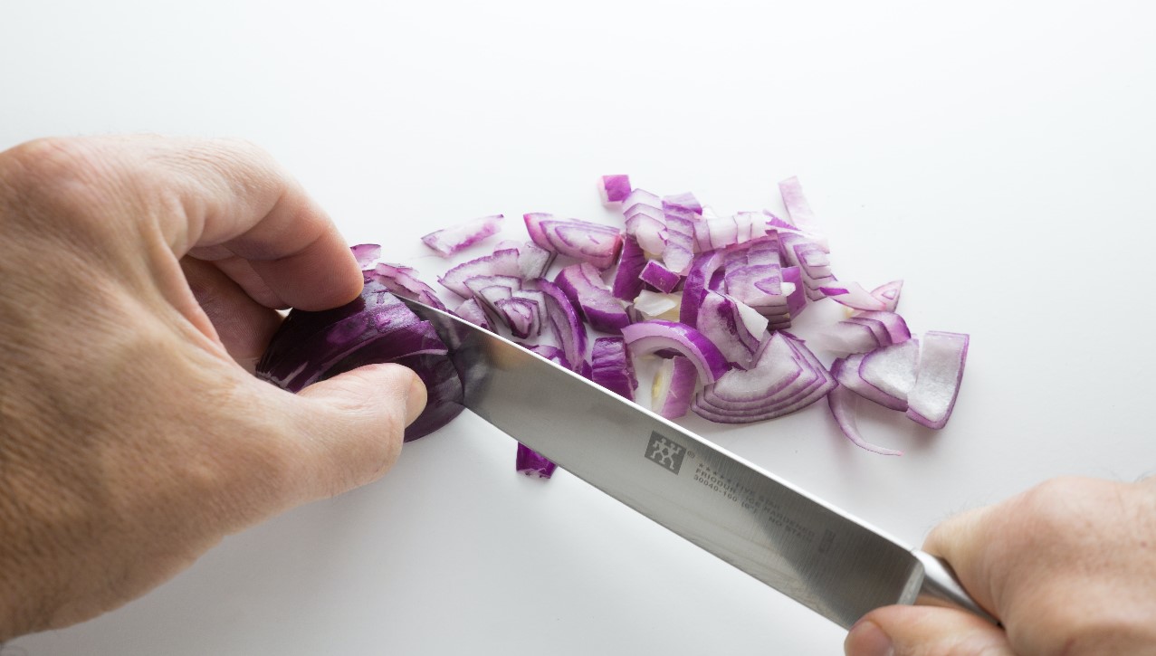 Cebolla morada cortada en trozos pequeños