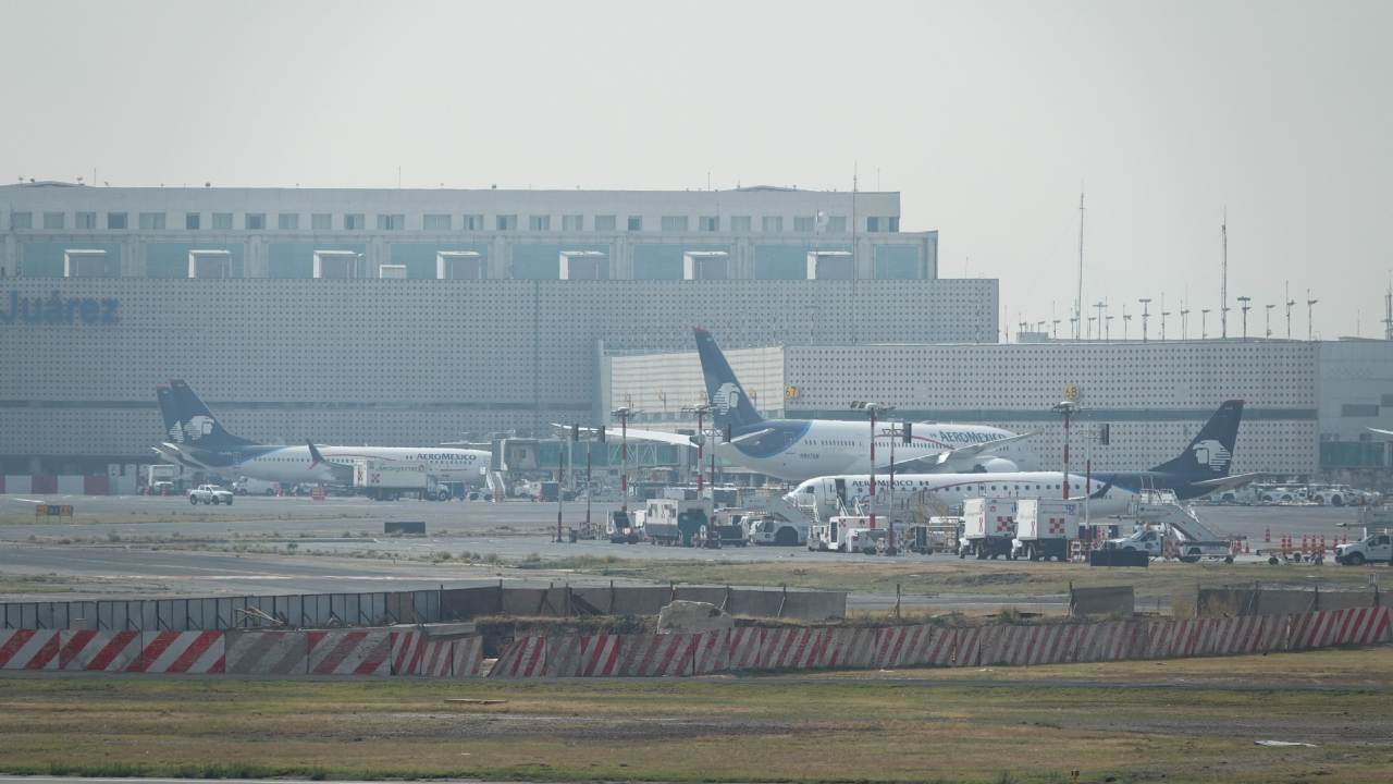 El planteamiento de reducir la llegada de vuelos de 52 a 43 por hora en el Aeropuerto Internacional de la Ciudad de México implica un reto logístico