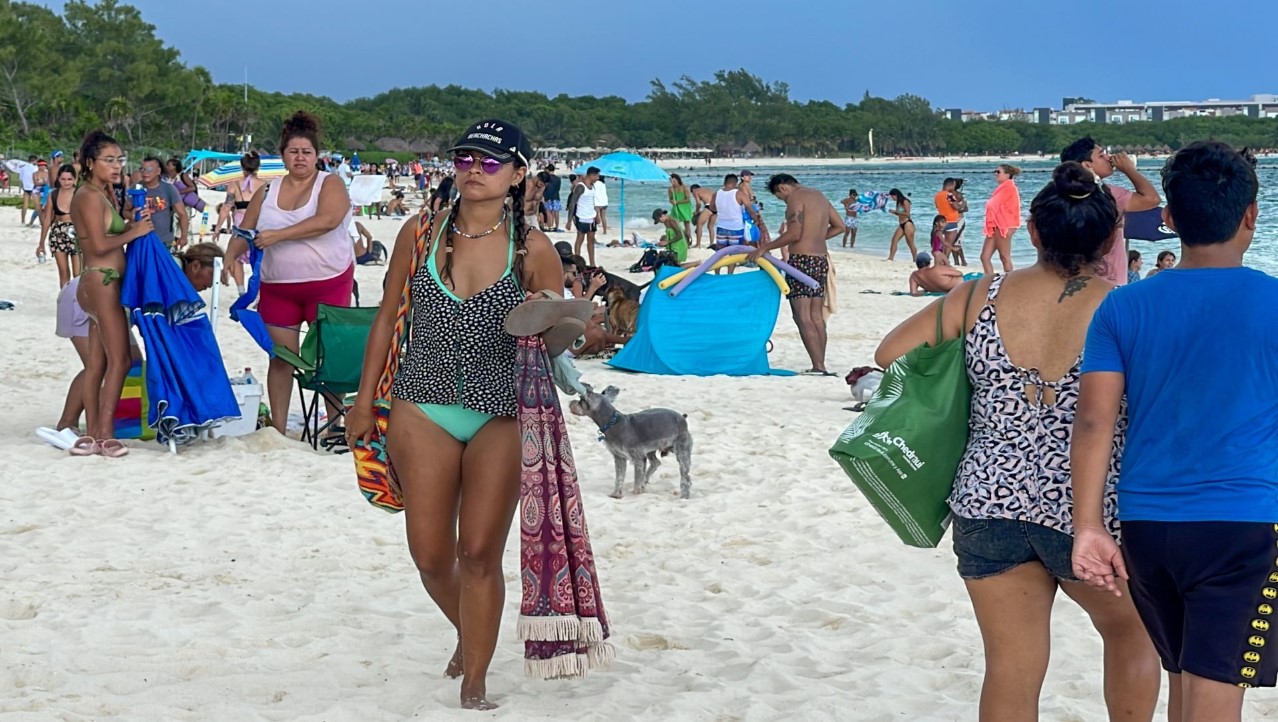 fotografía del turismo en una playa