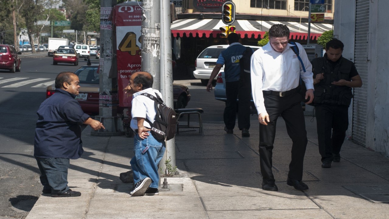 personas en la calle con acondroplasia