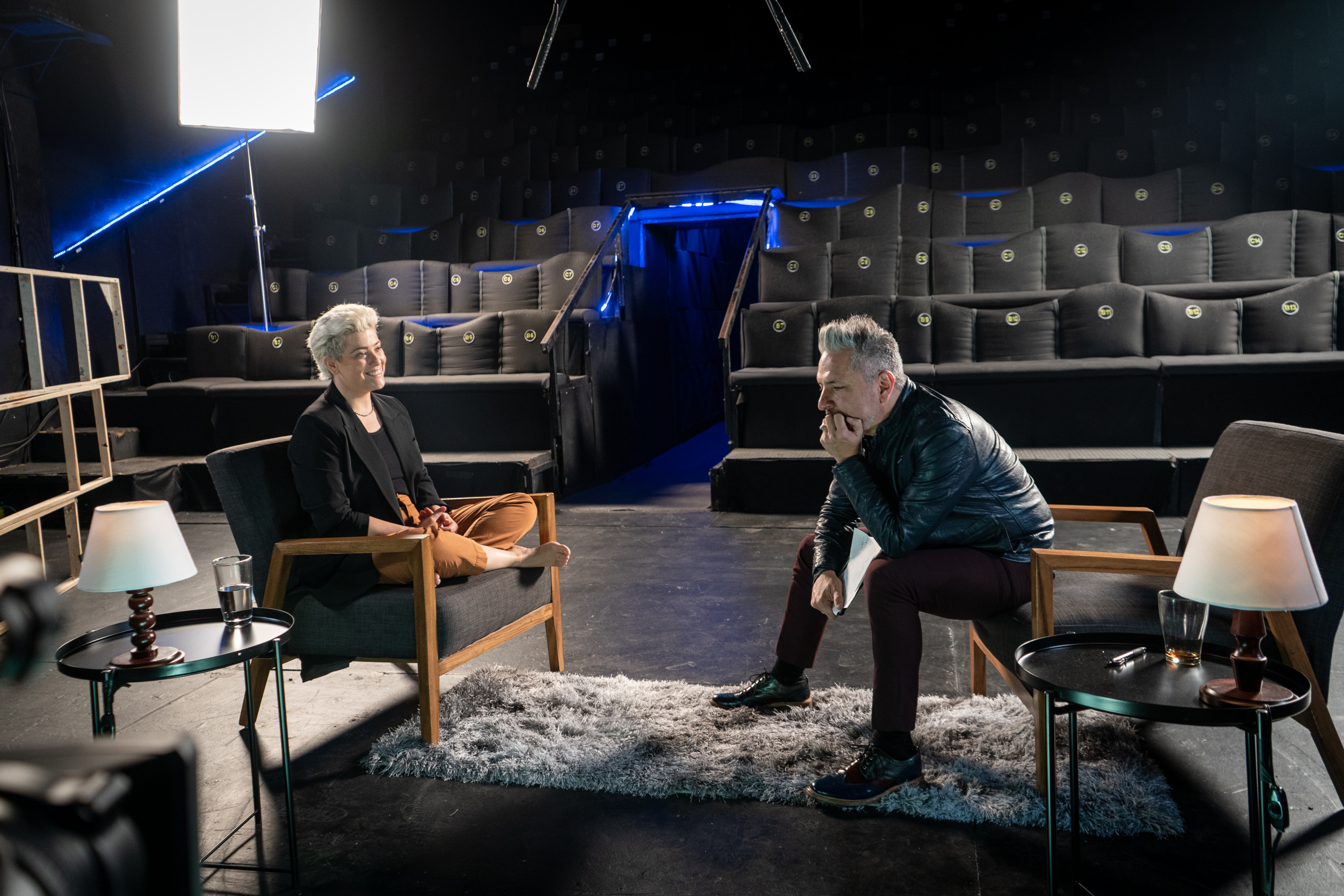 Valeria Vera junto a Óscar Uriel en el ser de T.A.P en el rodaje del décimo episodio de la 12ava temporada.