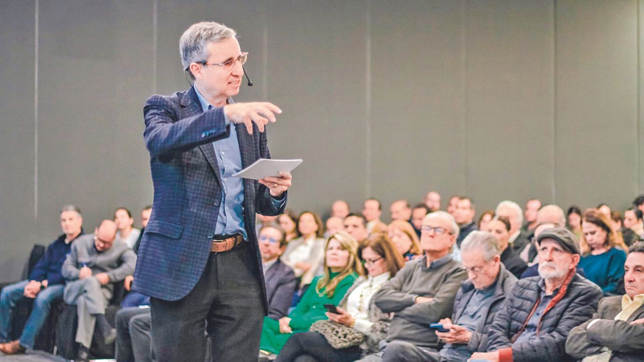 Justificación. El escritor Guillermo Velasco expone que un sector de población no depende de los programas sociales, por ello, no impulsa a la fuerza política en el poder.  