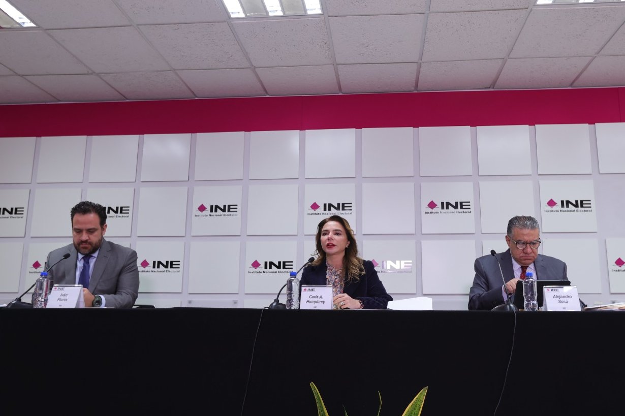 Carla Humphrey en conferencia de prensa con motivo del periodo para obtener la credencial de elector.