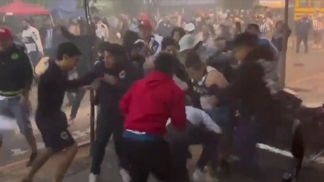 Aficionados de Rayados se enfrascan en una riña contra hinchas de Comunicaciones previo al duelo