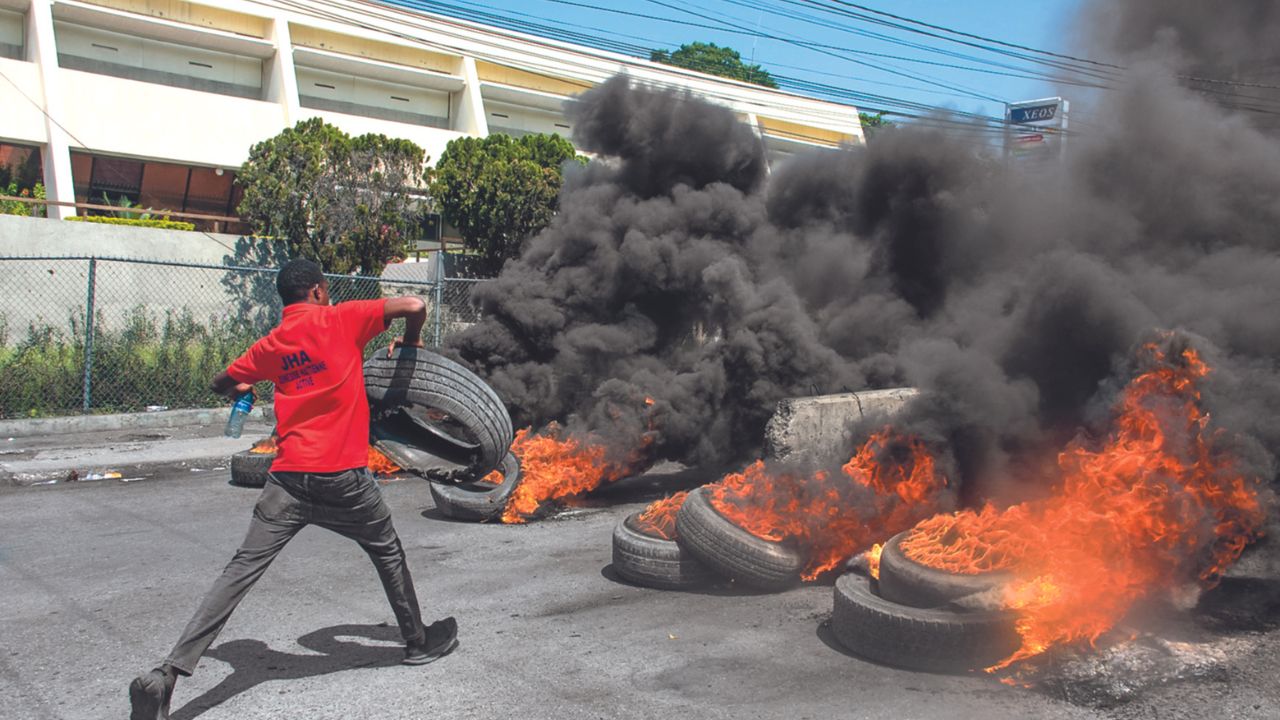 VIOLENCIA. Un poblador quemó neumáticos ayer en la capital Puerto Príncipe durante una manifestación tras la dimisión del gobernante Ariel Henry.