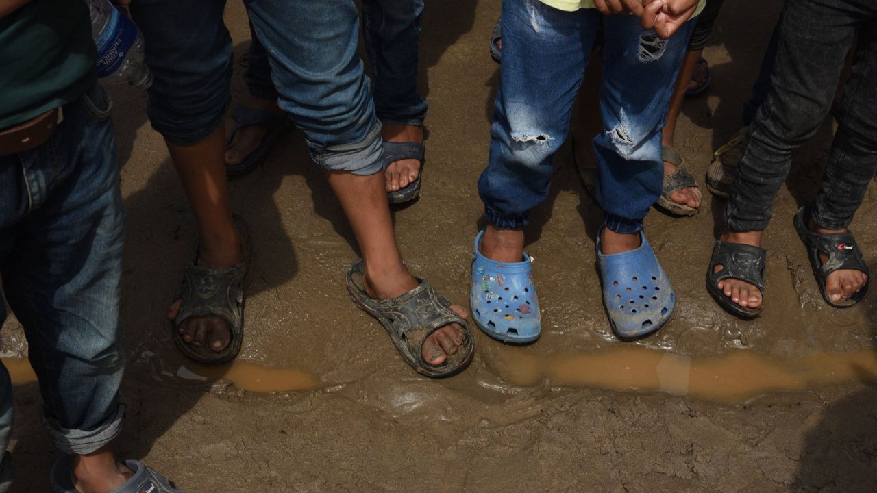 Riesgo.  Niños y adolescentes son desplazados de manera forzada. 