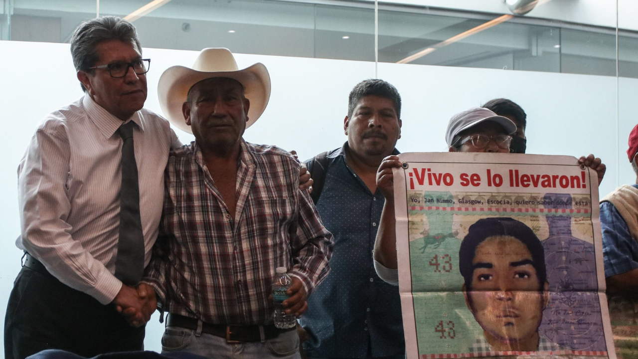 Ricardo Monreal - Padres de normalistas