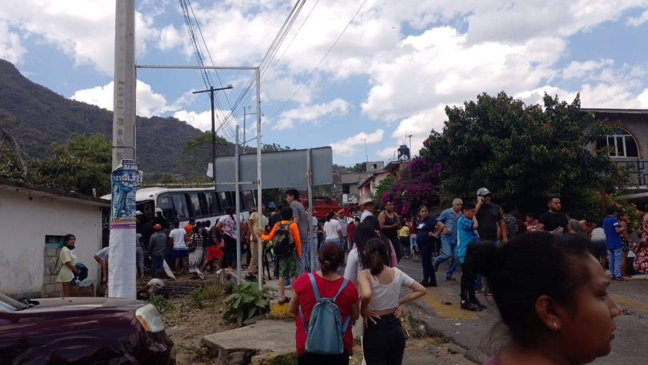 El autobús se quedó sin frenos y tras chocar con otros vehículos terminó impactado en la barda de una vivienda y dos vehículos más