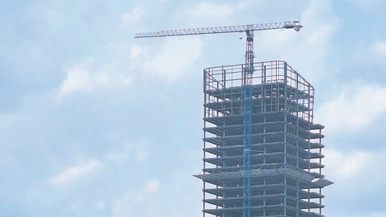 RASCACIELOS. En la actualidad hay sólo dos proyectos con más de 100 metros de altura, uno es la torre The Sky, que se erige a 160 metros, con 36 pisos.