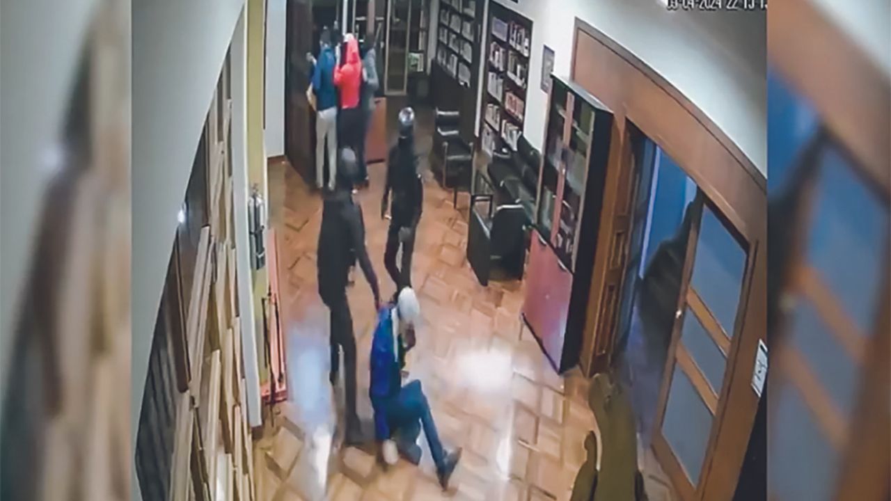 Pruebas. El Gobierno mexicano difundió imágenes de la embajada en Quito, donde se observa la agresión a diplomáticos.