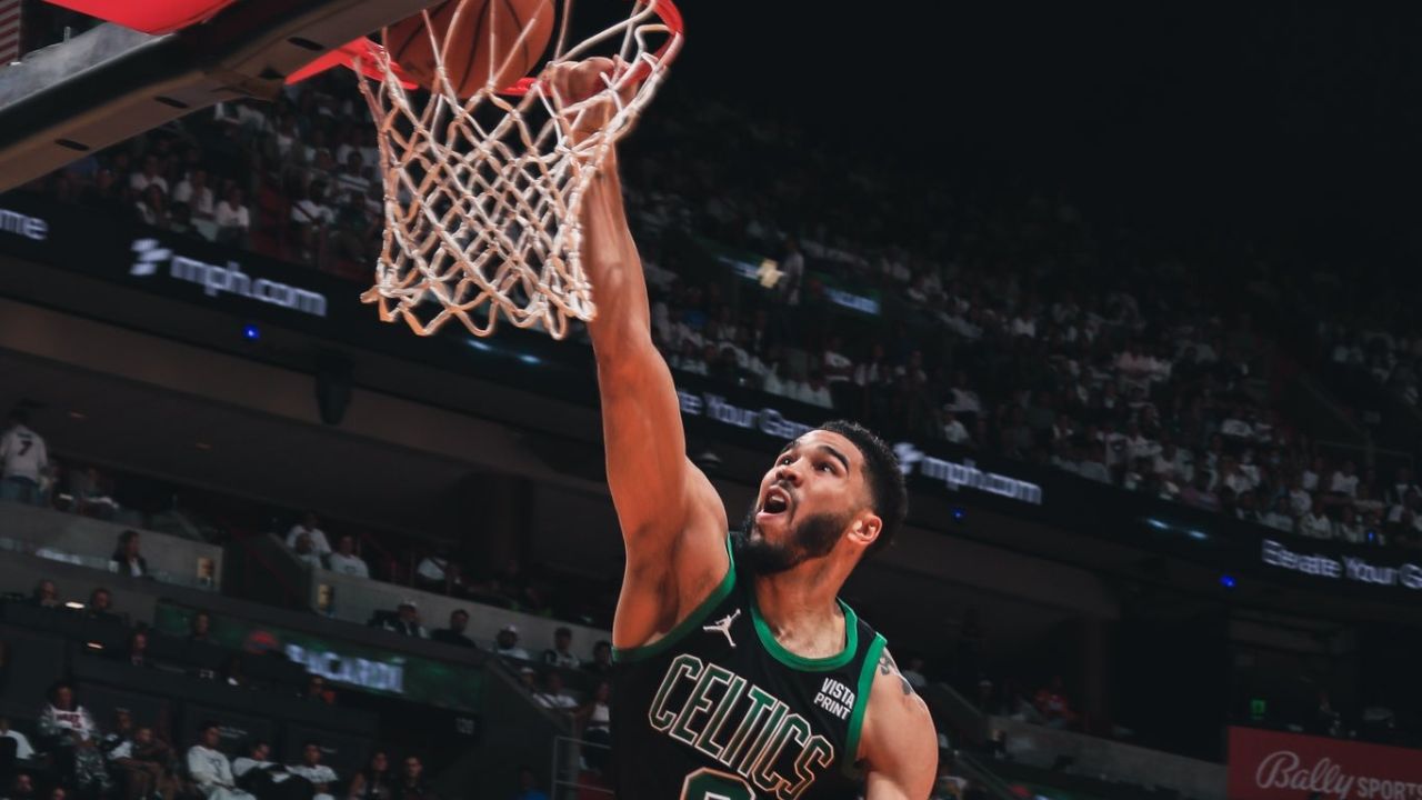 Los Celtics de Boston se colocaron a una victoria de superar esta primera fase de postemporada, al derrotar 88-102 al Heat de Miami