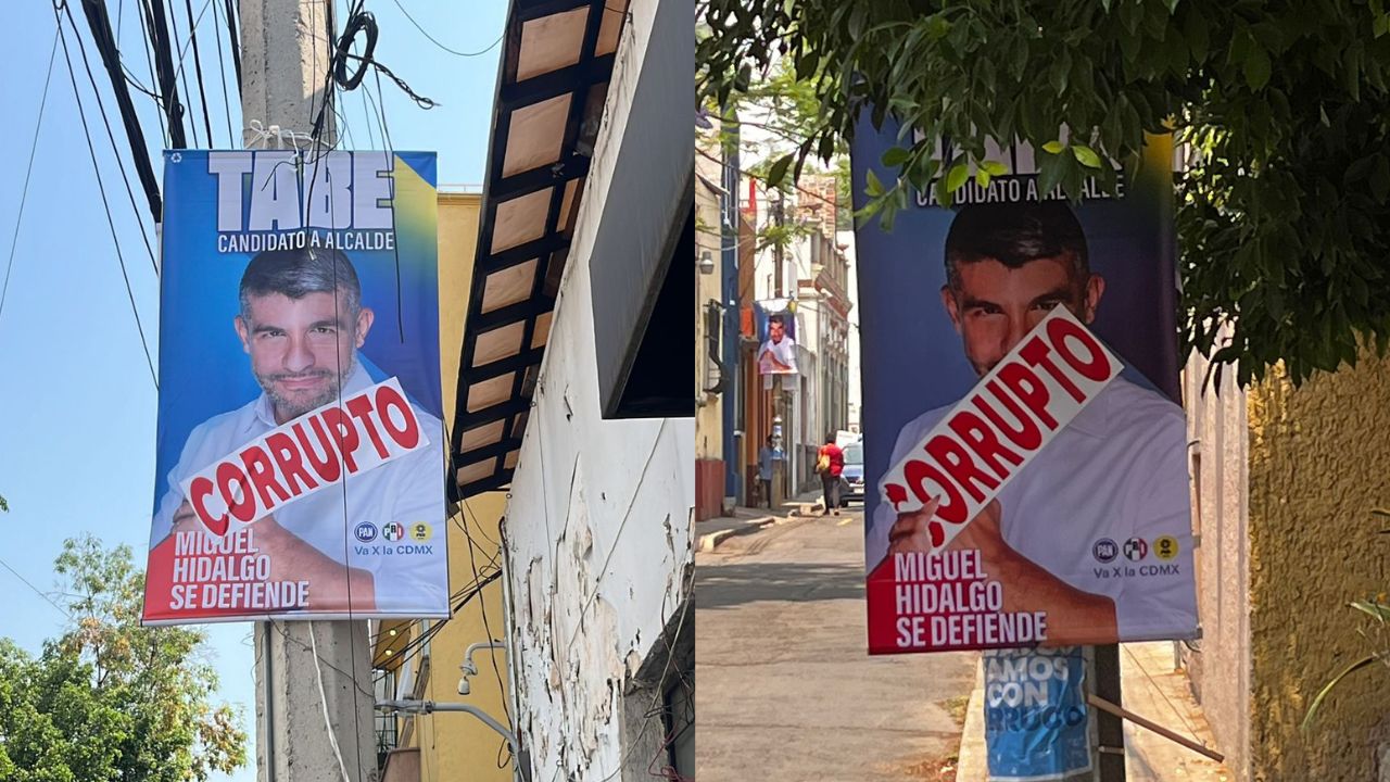 Un grupo de personas colocan con calcomanías la leyenda “Corrupto” encima de los pendones de campaña de Mauricio Tabe