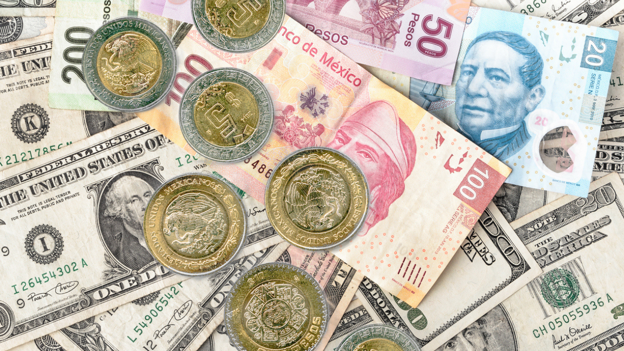 Durante la sesión la moneda mexicana alcanzó un mínimo de 17.44 pesos y un máximo de 18.0072 pesos.