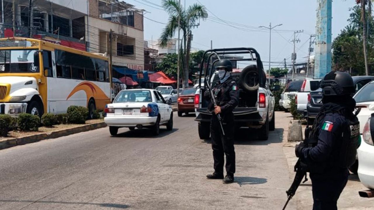Blindaje. Ayer abandonaron restos humanos dentro de una camioneta, por lo que se reforzó la seguridad  y vigilancia en el puerto de Acapulco.