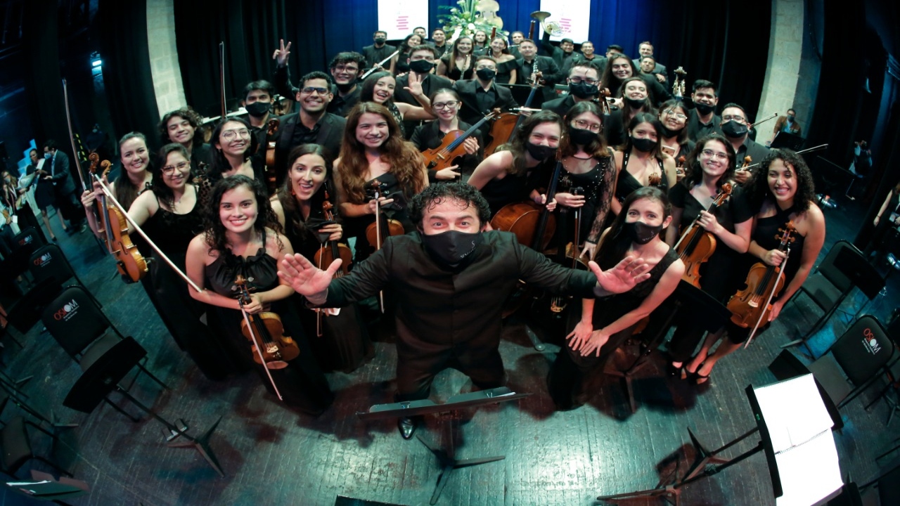 Juan Felipe Molano con orquesta del Festival Sinfonietta/ Foto: https://www.festivalmorelia.mx/sinfonietta