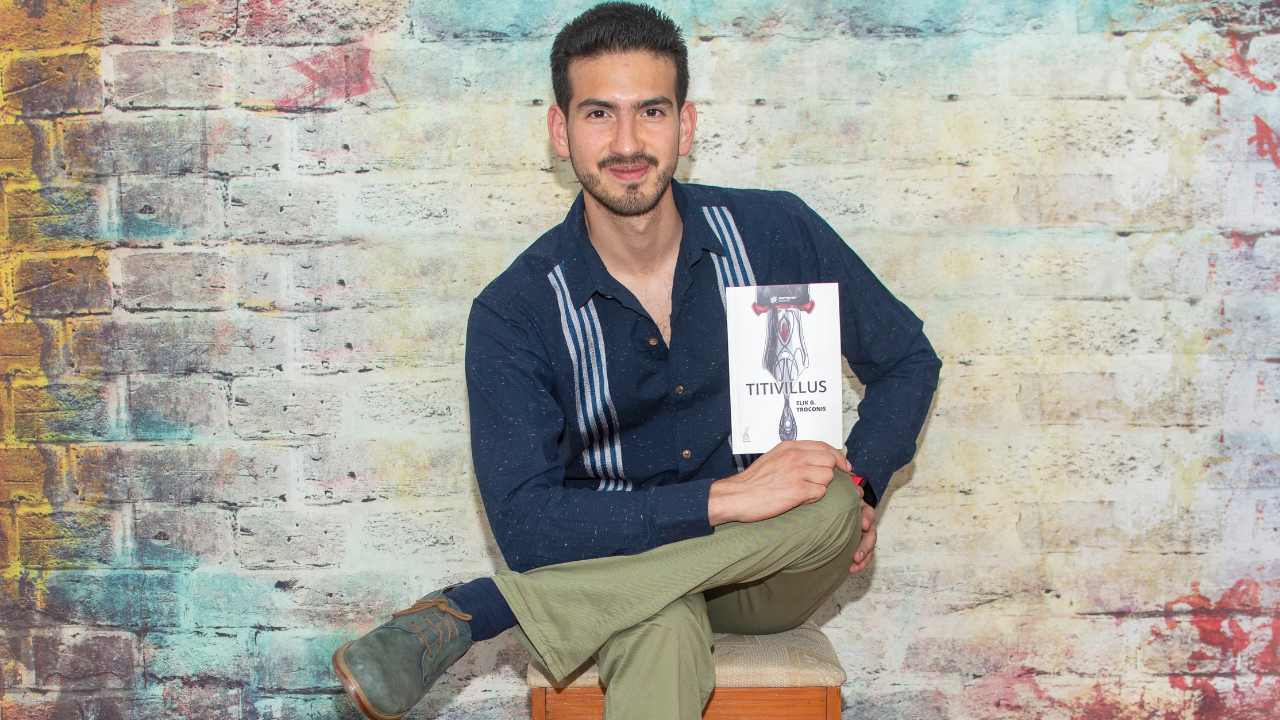 El autor radicado en Madrid con "Titivillus" en sus manos.