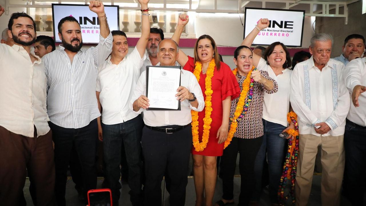 Entrega INE constancia de mayoría que lo acredita como senador de la República por Guerrero a Manuel Añorve