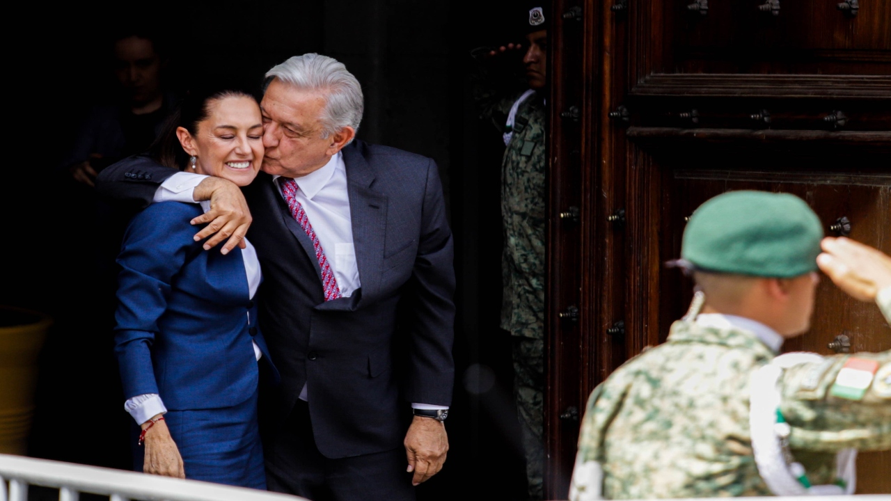 Foto: Miguel Martínez/AMLO saluda a Sheinbaum en su primera reunión tras ser la presidenta electa.