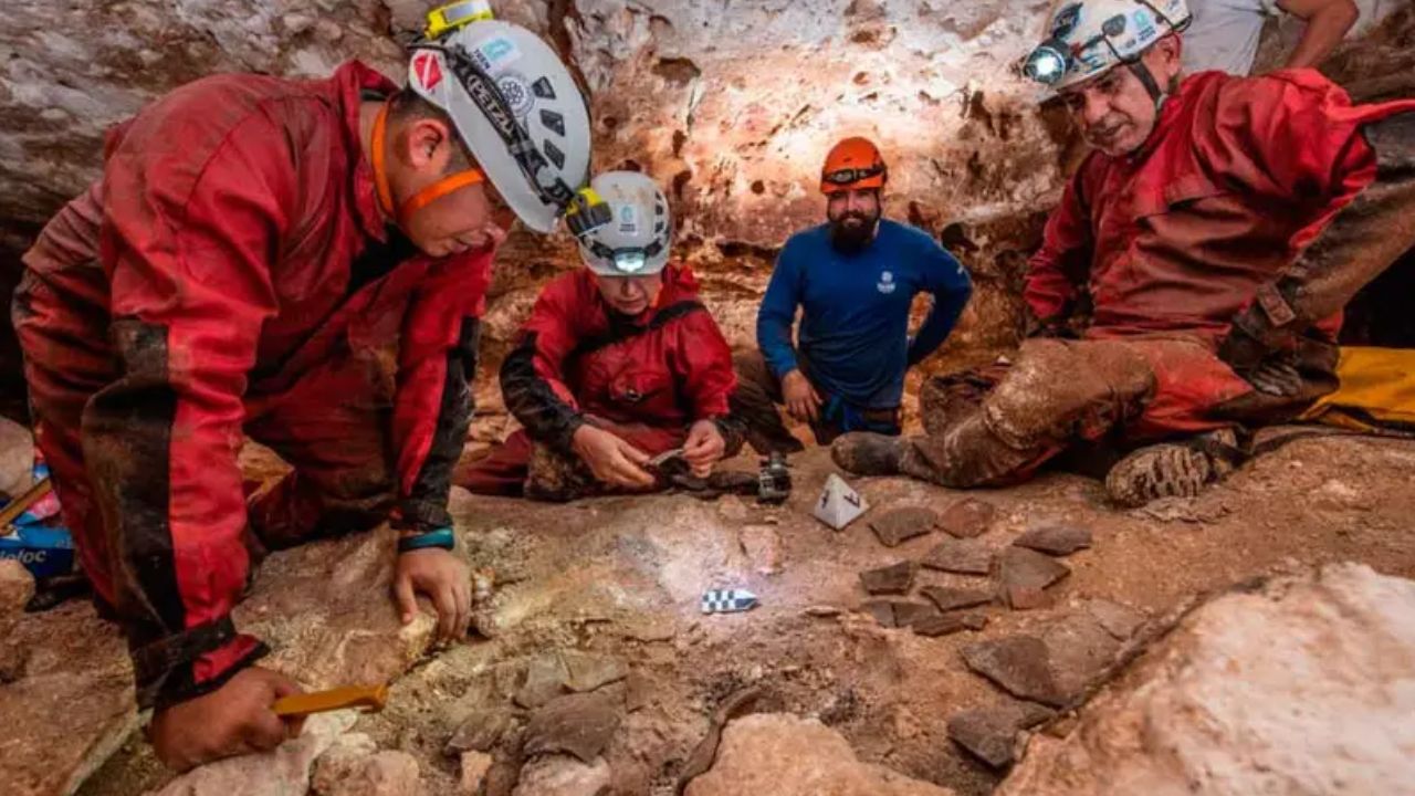 PATRIMONIO. Las obras de los arqueólogos son llevadas a cabo protocolariamente, pero detrás de ellos viene la maquinaria que destruye todo.