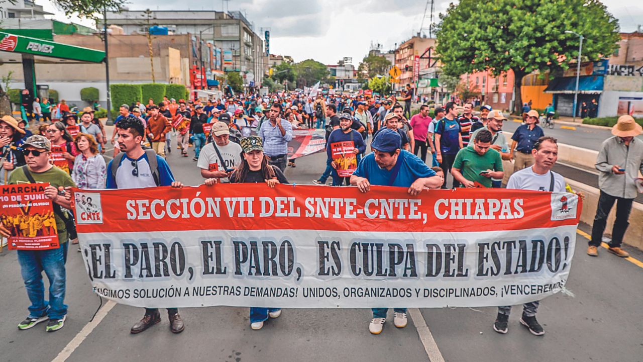 No se olvida. Encabezados por miembros del Comité 68, los contingentes marcharon en relativa paz hacia el Zócalo capitalino