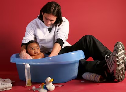 Messi bañando a un pequeño Lamine Yamal. 