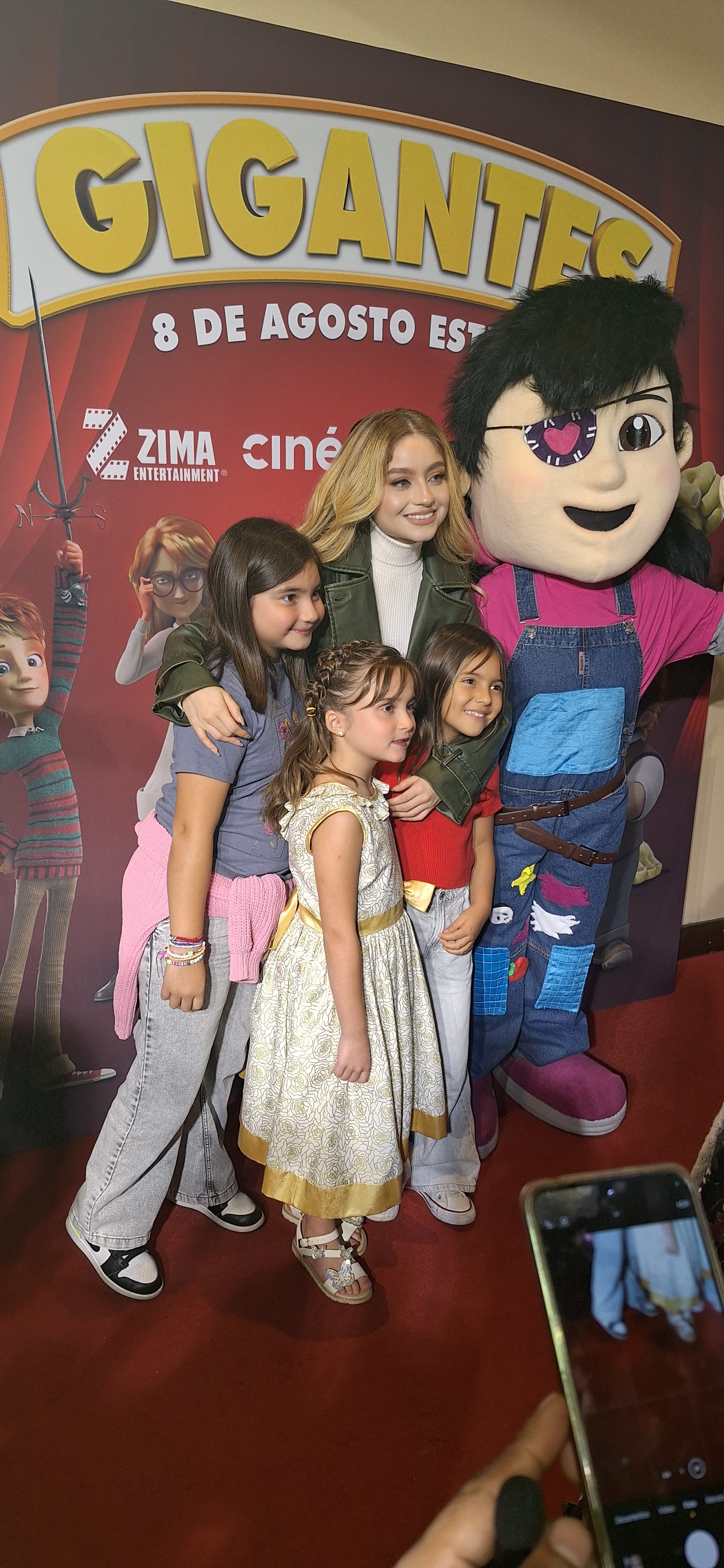 Foto: Andrea Ramírez/ Karol Sevilla en la alfombra roja