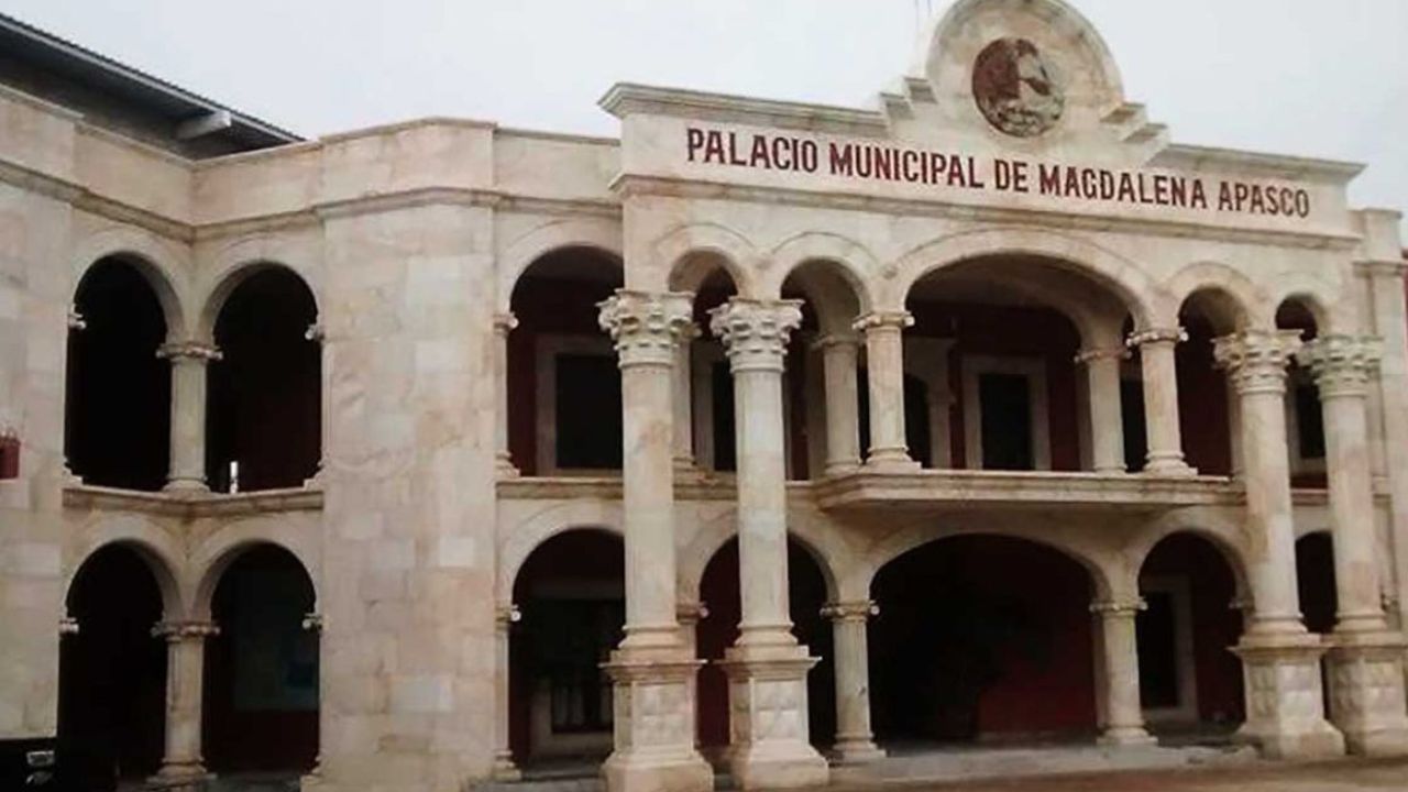 Mantienen en prisión a alcalde oaxaqueño y 10 regidores