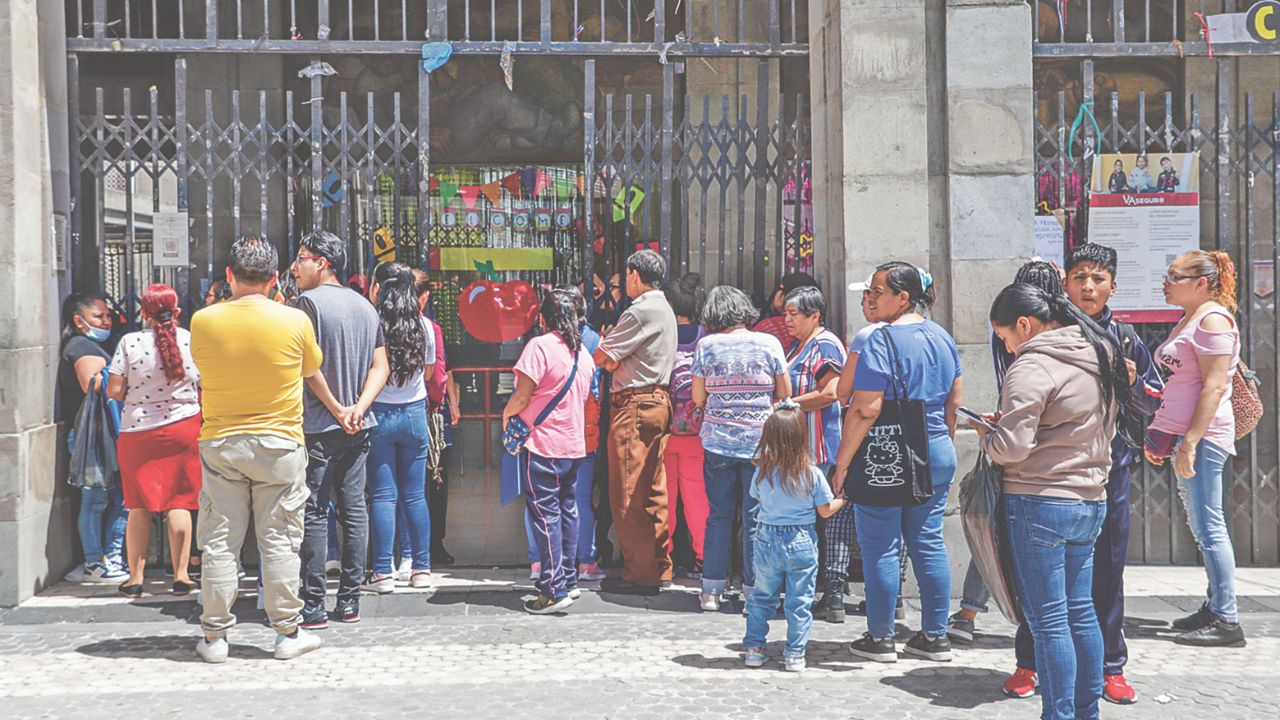 Celebración. Desde la Secundaria Técnica No. 6 Sor Juana Inés de la Cruz, el jefe de Gobierno, Martí Batres, deseó a los alumnos un buen inicio de curso.