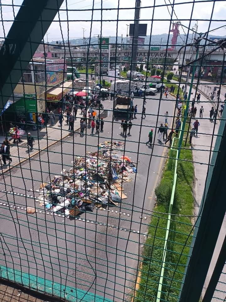 Foto: 24 horas/ Con montones de basura y camiones, trabajadores cerraron la avenida el bordo entre Chimalhuacán y Nezahualcóyotl