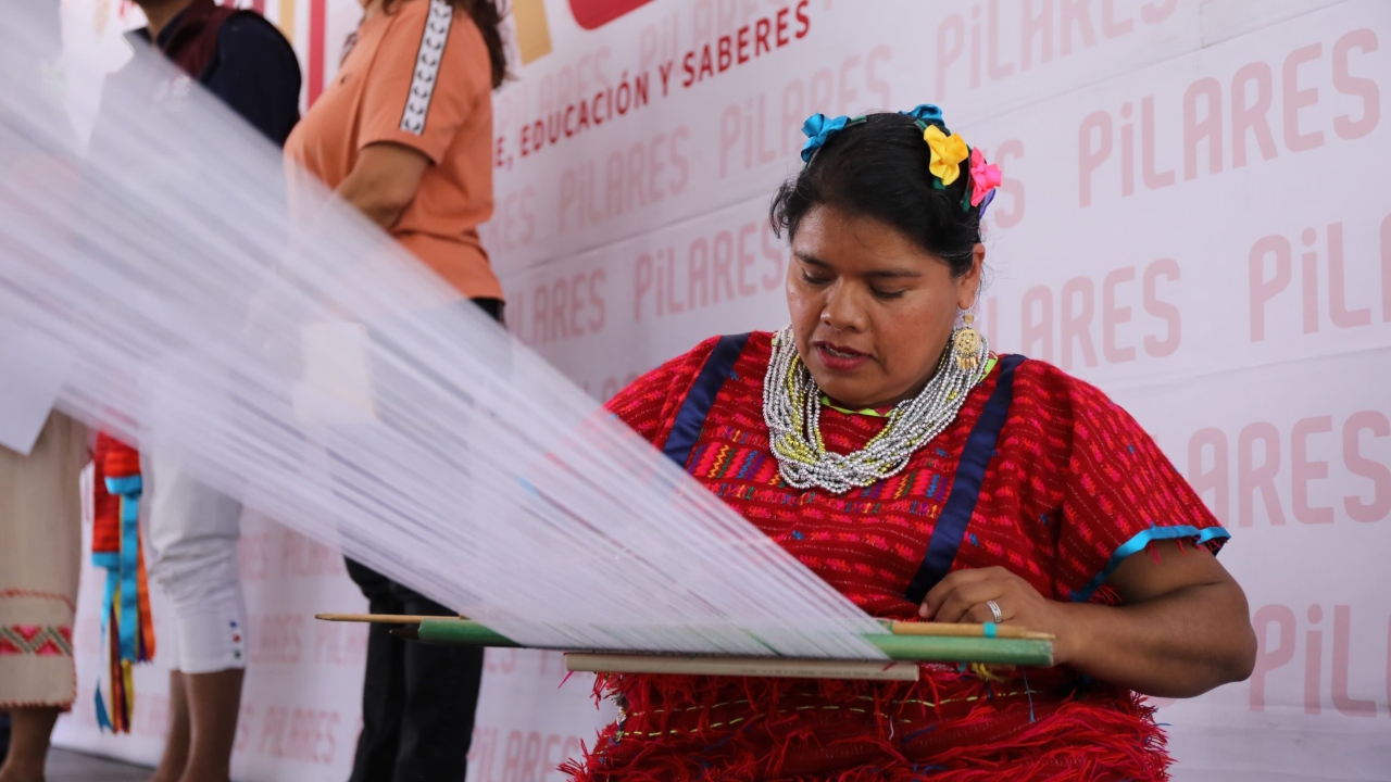 Foto: X@CdmxPilares/ Telar de Cintura durante el Pilares festival cultural en el Bosque de Chapultepec