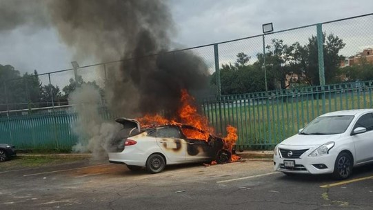 Foto: Especial/ Se incendia auuto