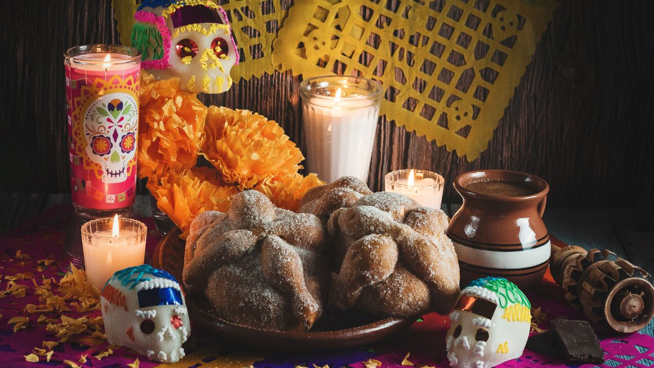 Pan de muerto en un altar de muertos