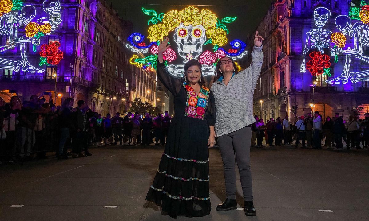 Inauguran ofrenda y alumbrado de Día de Muertos del Zócalo