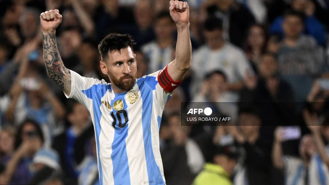 Con un triplete, Lionel Messi dio una lección de futbol este martes, llevando de la mano a una Argentina que apabulló 6-0 a Bolivia
