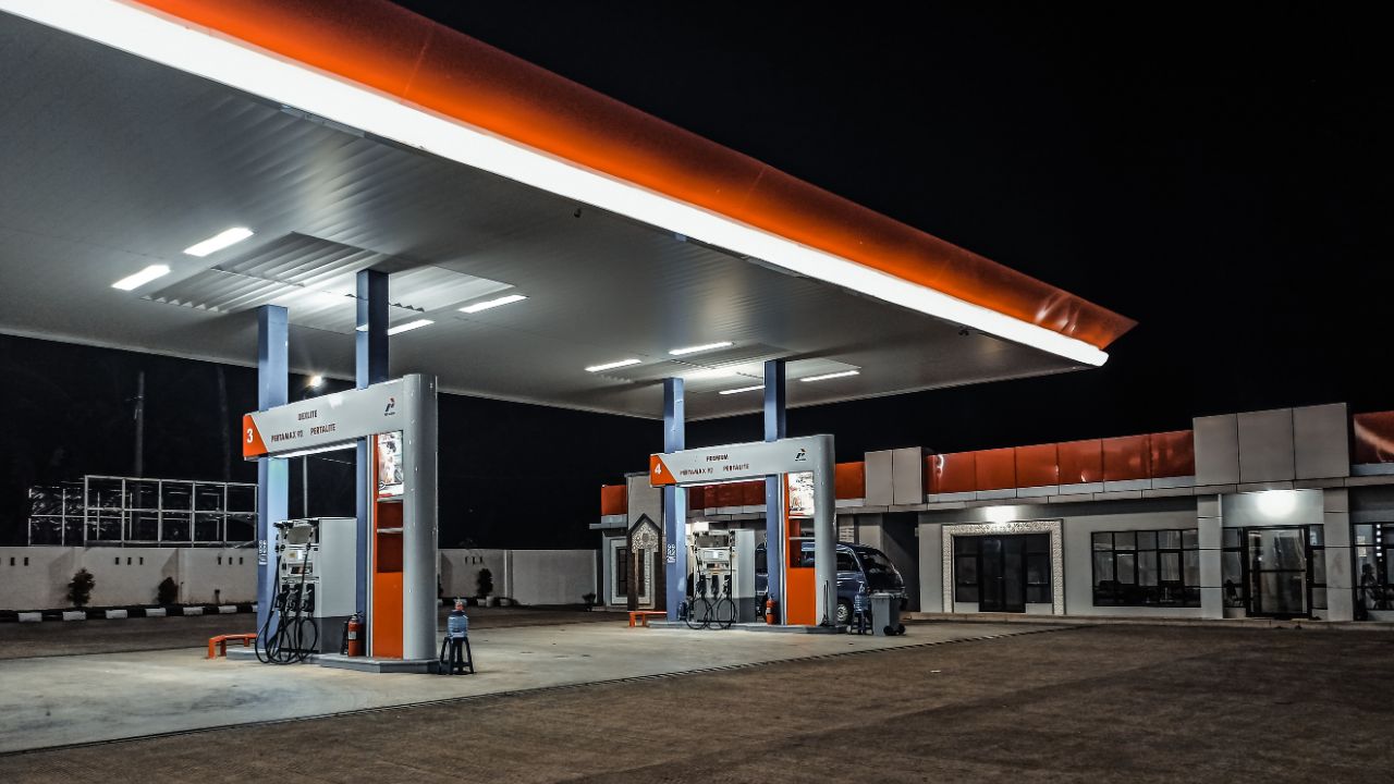 Gasolinera por la noche.